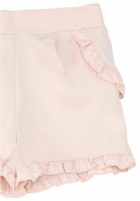 Pantalones cortos de color rosa claro con bordes rizados y bolsillos. La tela suave, el diseño fluido y una textura lisa realzan el aspecto general.