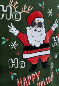 Sudadera verde con un Santa bordado que lleva gafas de sol, sombrero rojo y barba blanca. El texto incluye "Ho Ho" y "FELICES FIESTAS."