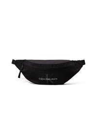 Juodas audinio fanny pack'as su išlenktu dizainu, turi užtrauktuką ir sidabrinę emblemą su užrašu "Calvin Klein Jeans" priekyje.