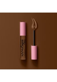 NYX Lingerie XXL flytande läppstift i mörkbrunt förpackning med rosa lock och svart applikator, tillsammans med en svepning av det silkeslena bruna produkten.