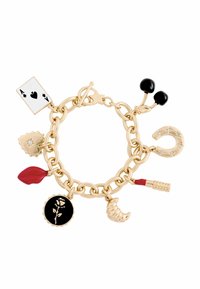 Náhrdelník v zlatém tónu s různými přívěsky: hrací karta, rty, růže, podkova, černé korálky a croissant, s různými texturami.