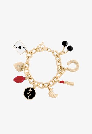 Goldkettchen-Armband mit verschiedenen Anhängern: eine Spielkarte, rote Lippen, ein Hufeisen, eine schwarze Rose und ein Croissant mit strukturierten Details.