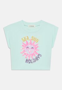 Φυτικό πράσινο κοντό μπλουζάκι με κοντά, φαρδιά μανίκια. Διαθέτει λαμπερό γραφικό ήλιου σε ροζ και μοβ, με το κείμενο «SEA SUN HOLIDAYS».