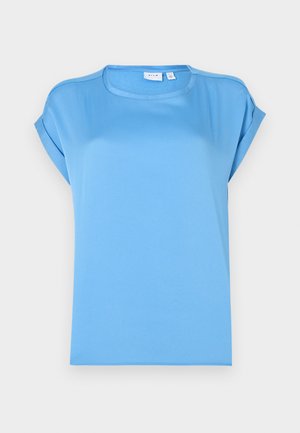 Tricou bleu deschis cu mâneci scurte, din țesătură moale, cu guler rotund și mâneci pliate, având o textură netedă.