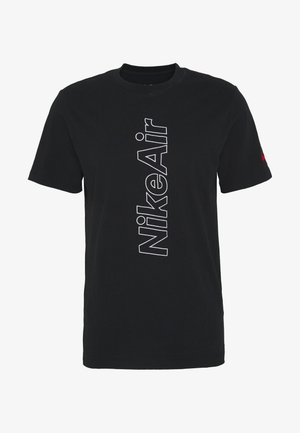 Schwarzes Kurzarm-T-Shirt mit vertikal verlaufendem, weiß umrandetem "NikeAir"-Schriftzug auf der Vorderseite und einem kleinen roten Nike-Swoosh auf dem linken Ärmel.