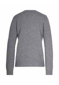 Maglione grigio a maglia con un classico scollo rotondo, maniche lunghe e orlo a coste. Tessitura morbida con un sottile motivo mélange.
