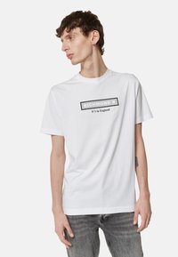 T-shirt bianco in cotone con una grafica rettangolare nera con il testo "RICHMOND" e "No°1 in Inghilterra" sul davanti. Maniche corte.