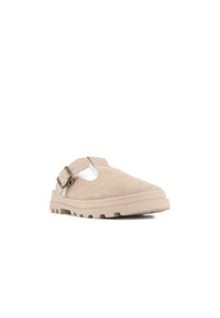Beige mockasin med utskärning, justerbar spänne och kraftig gummisula med strukturerade mönster för bättre grepp.