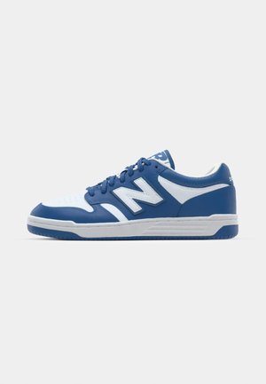 Blå och vita låga sneakers med överdel i läder, perforerad tå, framträdande 'N'-logotyp och vit mellansula. Texturerad gummisula.