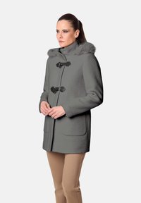 Abrigo de lana gris con capucha con ribete de piel, cierres de toggle y bolsillos laterales. Textura suave, diseño hasta la rodilla y ajuste relajado.