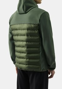 Zielona kurtka puchowa z gładką górną częścią i pikowaną dolną częścią. Posiada kaptur, elastyczne mankiety oraz zamek błyskawiczny.