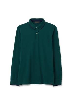 Polo a maniche lunghe in cotone verde scuro con colletto viola a contrasto, patta con due bottoni e dettagli logo discreti sull'orlo.