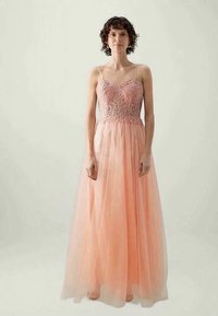 Vestido longo em linha A com saia de tule rosa e corpete estilo espartilho com bordados intrincados. Alças finas complementam o design.