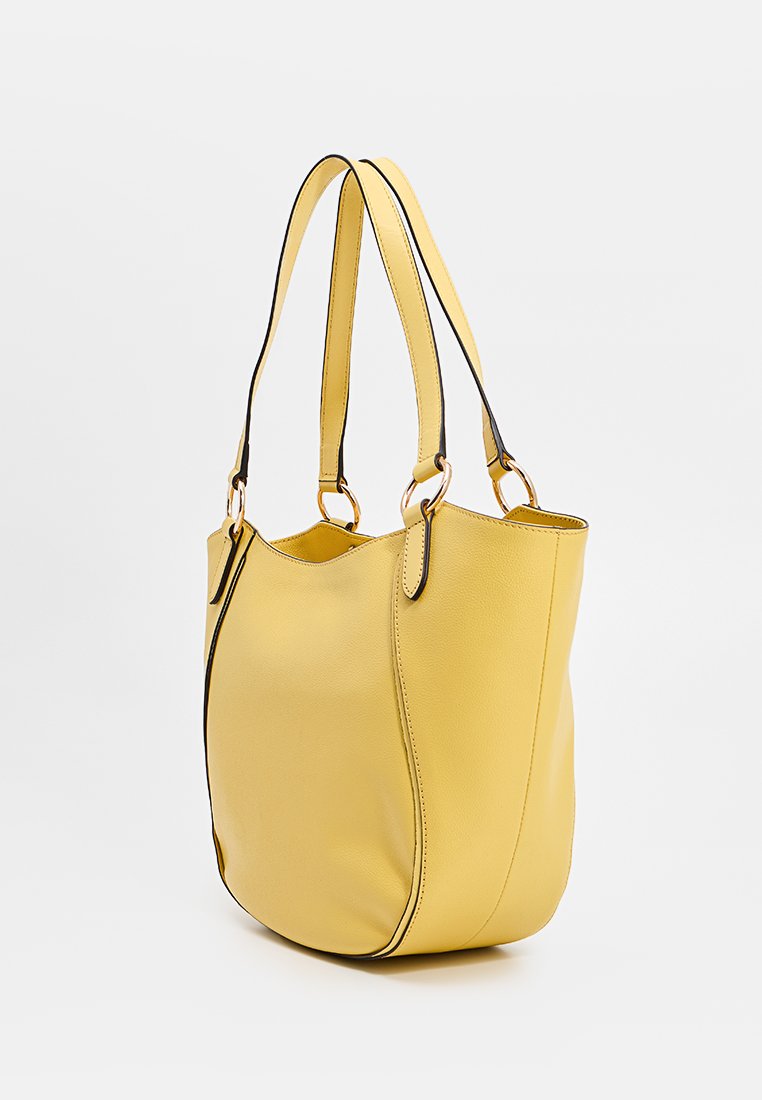 Borsa tote in pelle gialla con rifiniture nere, texture liscia, corpo spazioso, manici doppi e dettagli in metallo dorato.