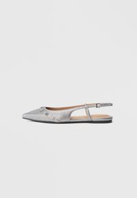 Zapato plano slingback plateado con punta afilada, acabado texturizado y adornos decorativos plateados en la tira frontal.