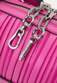 KARL LAGERFELD K/KUSHION SM SHOULDERBAG - Mala de mão - gum