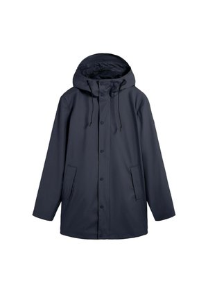 Chaqueta impermeable con capucha de color azul oscuro con botones delanteros y dos bolsillos laterales, diseñada para protección contra el clima.