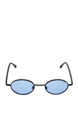 Lunettes de soleil ovales à fines montures noires avec des verres teintés bleu clair et des branches courbées sur fond blanc.