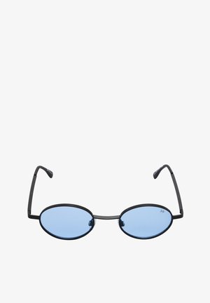 Gafas de sol ovaladas con montura delgada negra, lentes tintadas en azul claro y brazos curvos sobre un fondo blanco.