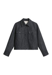 Przycięta ciemnoszara kurtka dżinsowa z zaostrzonym kołnierzem, dwoma kieszeniami na piersi zapinanymi na guziki oraz długimi rękawami. Teksturowany materiał.
