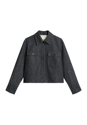 Przycięta ciemnoszara kurtka dżinsowa z zaostrzonym kołnierzem, dwoma kieszeniami na piersi zapinanymi na guziki oraz długimi rękawami. Teksturowany materiał.