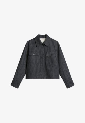 Zugeschnittene dunkelgraue Jeansjacke mit spitzem Kragen, zwei Brusttaschen mit Knopfverschlüssen und langen Ärmeln. Strukturiertes Gewebe.