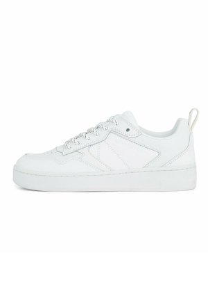 Baskets blanches en cuir lisse, à bout rond, avec un laçage, un col rembourré et une semelle en caoutchouc plate. Présentent des accents sur les panneaux latéraux.