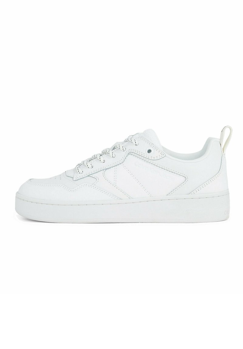 Sneaker bianca con materiale in pelle liscia, punta rotonda, design con lacci, colletto imbottito e suola piatta in gomma. Presenta dettagli laterali.
