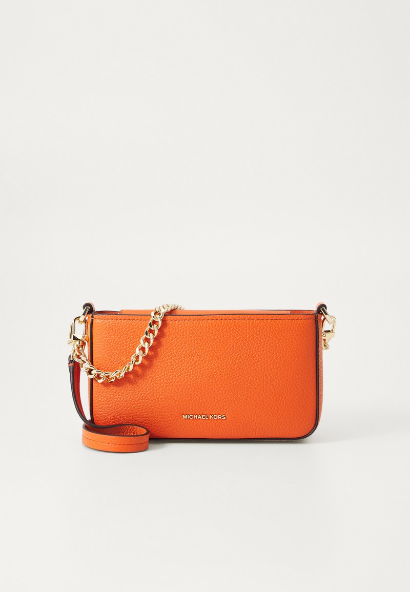 Orange läder crossbody-väska med texturerad yta, guldkedjeaccent, logotypdetalj i mitten och avtagbar rem.