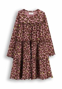 Różowa sukienka w cętki z długimi rękawami, warstwowym falbanowym wzorem i prążkowaną teksturą. Zawiera zielone i ciemnobrązowe akcenty.