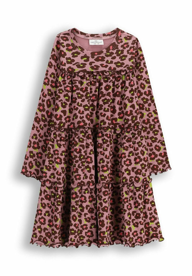 Różowa sukienka w cętki z długimi rękawami, warstwowym falbanowym wzorem i prążkowaną teksturą. Zawiera zielone i ciemnobrązowe akcenty.