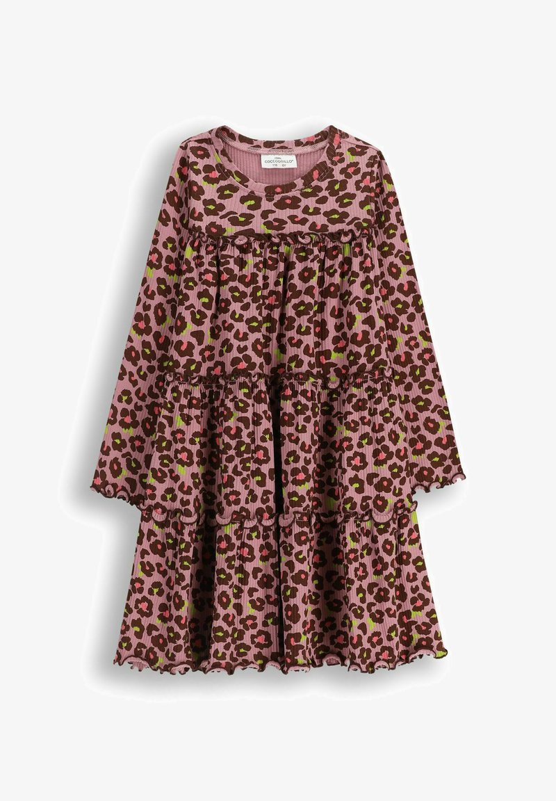 Różowa sukienka w cętki z długimi rękawami, warstwowym falbanowym wzorem i prążkowaną teksturą. Zawiera zielone i ciemnobrązowe akcenty.