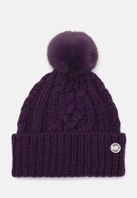 Bonnet en tricot violet avec un motif texturé, présentant un gros pompon sur le dessus et une petite étiquette métallique sur le bord.