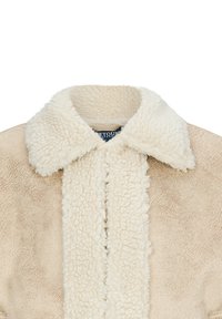 Giacca in shearling beige con ampio colletto soffice di colore bianco sporco e rifiniture abbinate lungo la parte frontale, che mette in mostra un tessuto morbido e testurizzato.