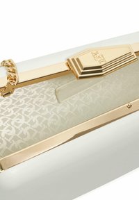 Biała kopertówka o błyszczącym wykończeniu, ze złotymi elementami, wyposażona w geometryczny zamek oraz strukturalne wnętrze z delikatnym wzorem.