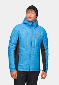 Niebieska kurtka z kapturem, z czarnymi panelami bocznymi i pomarańczowymi kieszeniami na zamek. Wykonana z lekkiego materiału o gładkiej teksturze.