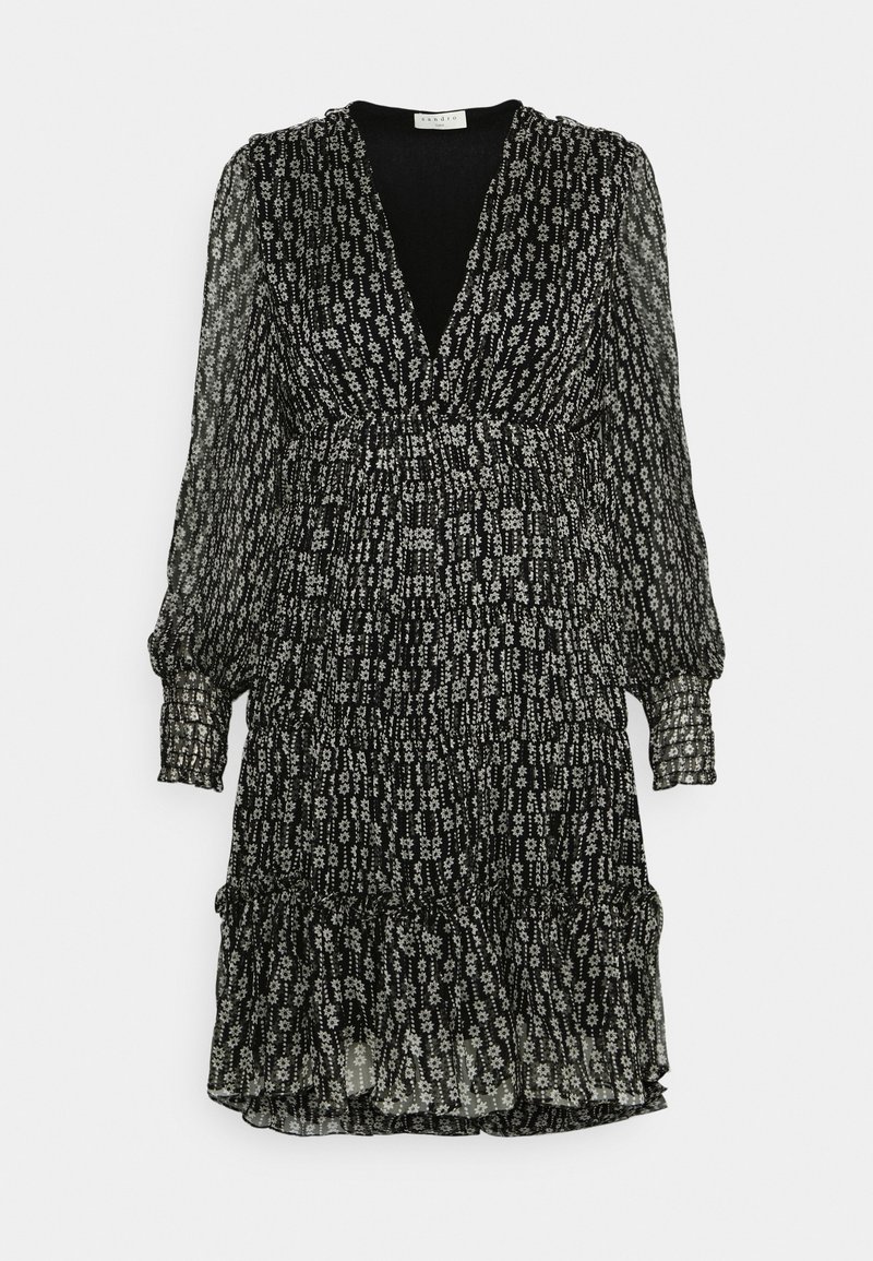 Czarna sukienka z długimi bufkami, dekoltem w serek i elastycznym pasem. Posiada białe kwiatowe wzory oraz warstwowy brzeg z falbanami. Lekka, przezroczysta tkanina.