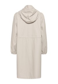Dlouhý béžový plášť s kapucí, elastickými manžetami a švem přes záda, zobrazený zezadu.
