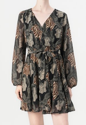 Langærmet, V-udskærings kjole med abstrakt sort, brun og beige mønster, med bånd i taljen og en luftig nederdel over knæene.