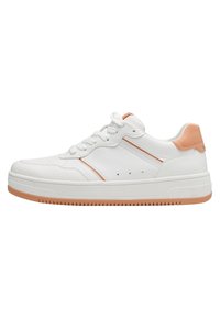 Baskets blanches avec une tige en cuir texturé, accents orange clair, bout rond, fermeture à lacets, col rembourré et semelle en caoutchouc avec des motifs de grip.