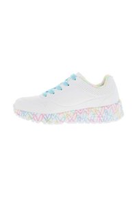 Sneaker bianca con dettagli perforati, lacci azzurri chiari e suola con motivo a cuori multicolore. Punta rotonda e colletto imbottito.