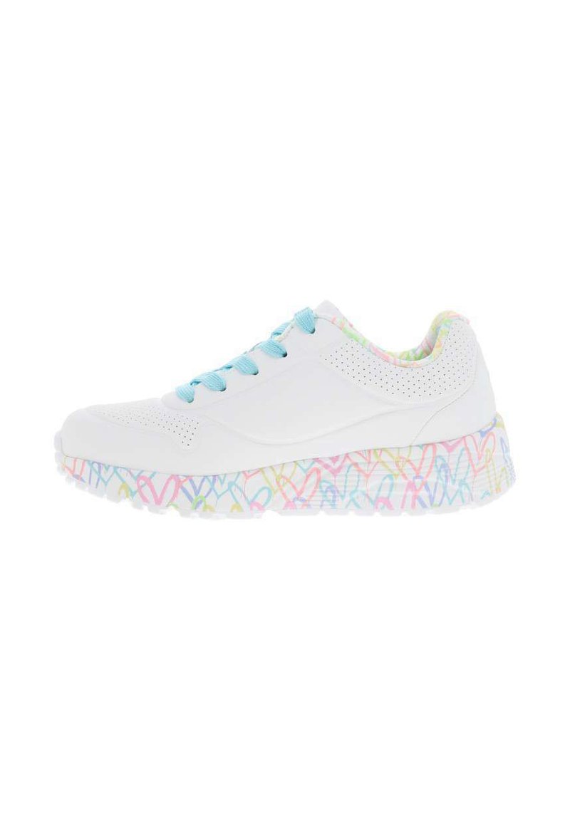 Sneaker bianca con dettagli perforati, lacci azzurri chiari e suola con motivo a cuori multicolore. Punta rotonda e colletto imbottito.