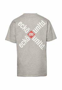 Grå bomulls T-skjorte med store hvite og røde grafikker, inkludert "eckō unltd." og et stilisert logo, trykt diagonalt over ryggen.