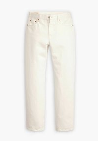 Bílé džínové kalhoty se střihy rovné nohavice, pět kapsami a měděným hardwarem. Jednoduchá textura, žádné vzory ani akcenty nejsou viditelné.