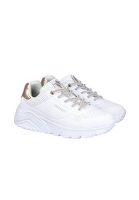 Zapatillas deportivas blancas con una parte superior texturizada, acento dorado en el talón y perforaciones decorativas. Presentan cordones grises y un diseño de suela gruesa.