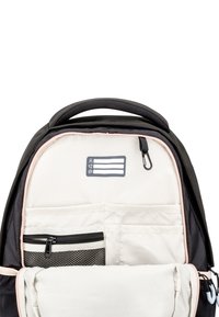 Rucsac negru și crem cu un exterior texturat, mânerele superioare, buzunar frontal cu fermoar și compartimente interioare. Are logo și detalii cu fermoar.