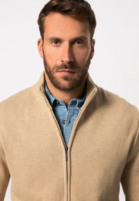 JP1880 Strickjacke - sand