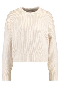 Sweter w kolorze kremowym, dziany, z teksturą rib, okrągłym dekoltem i skróconym krojem. Długie rękawy z opadającymi ramionami.