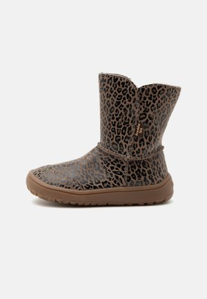 Botte marron mi-mollet avec imprimé léopard noir, bout arrondi et semelle en caoutchouc flexible, présentée sur fond blanc.