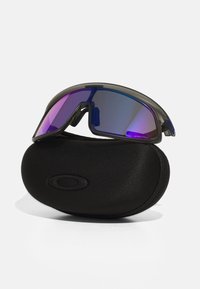 Ochelari de soare sport cu un design înconjurător, cadru gri, lentile cu nuanță purpurie și un toc protector dur, negru, cu un logo embossat.